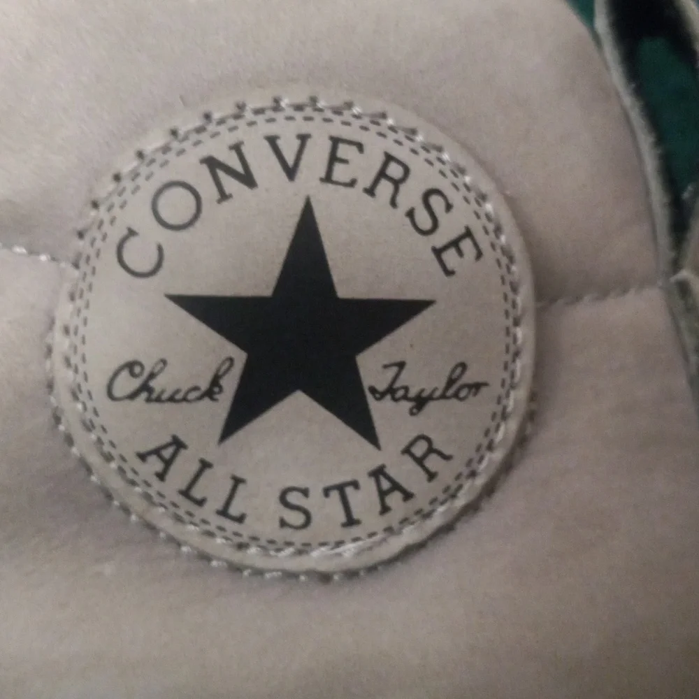 Chuck Taylor Padded Converse All stars 8.5 size shoes - Picture 2 of 15